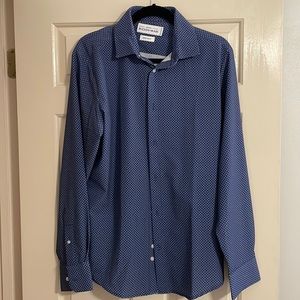Mizzen+Main. Dark blue long sleeve stretch fit. Medium trim fit.